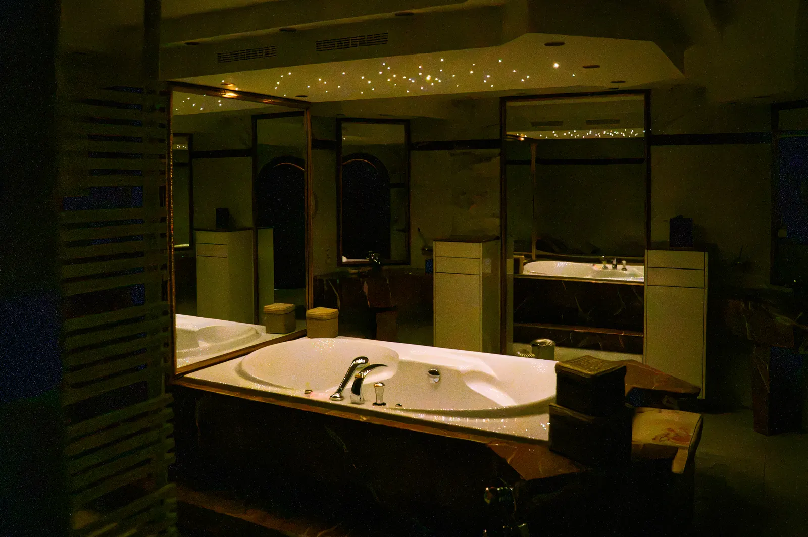De badkamer 's avonds, met sterrenhemel in het plafond