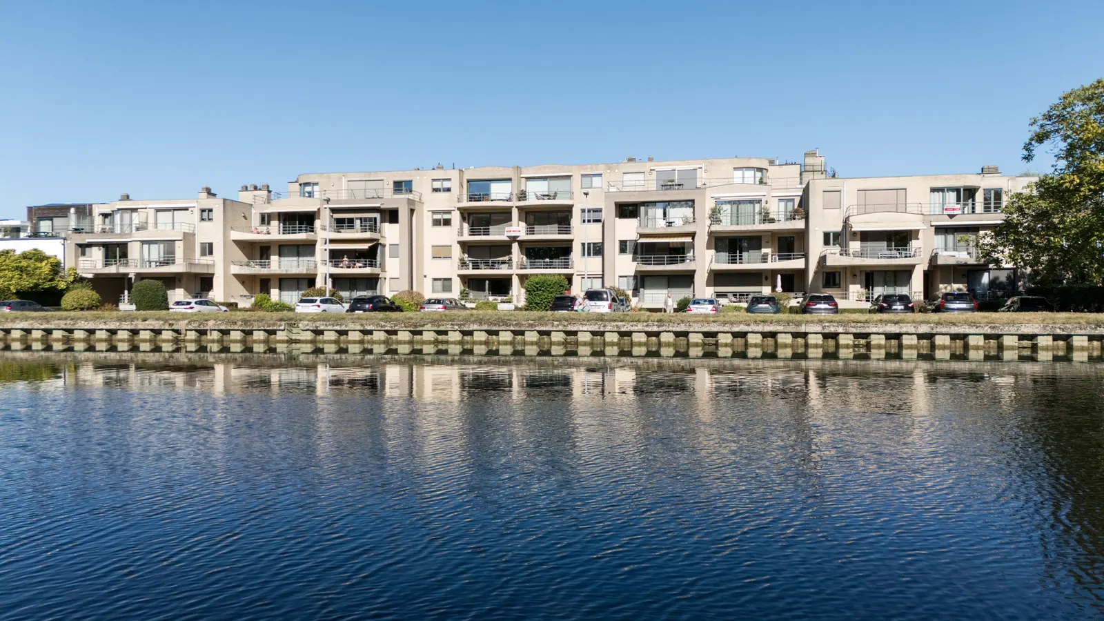 De residentie weerspiegeld in de vaart