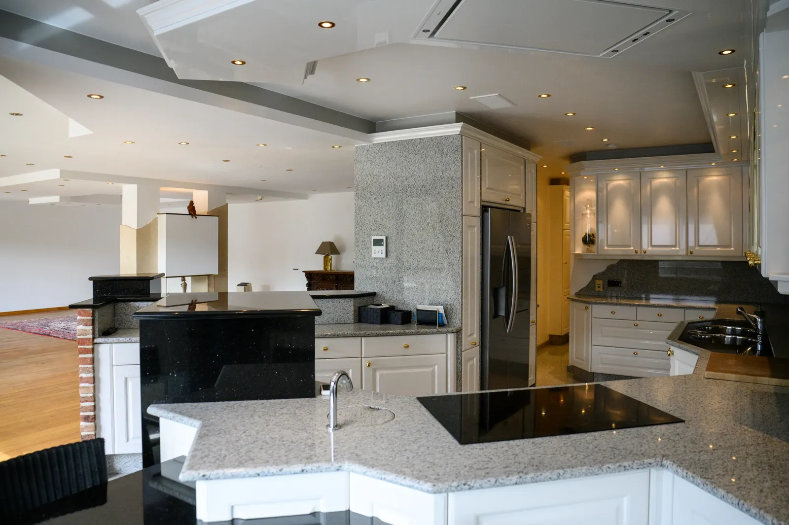 De halfopen keuken sluit aan op de eetkamer
