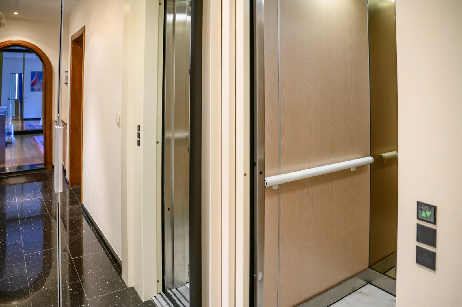 De lift opent rechtstreeks in de privatieve inkomhal