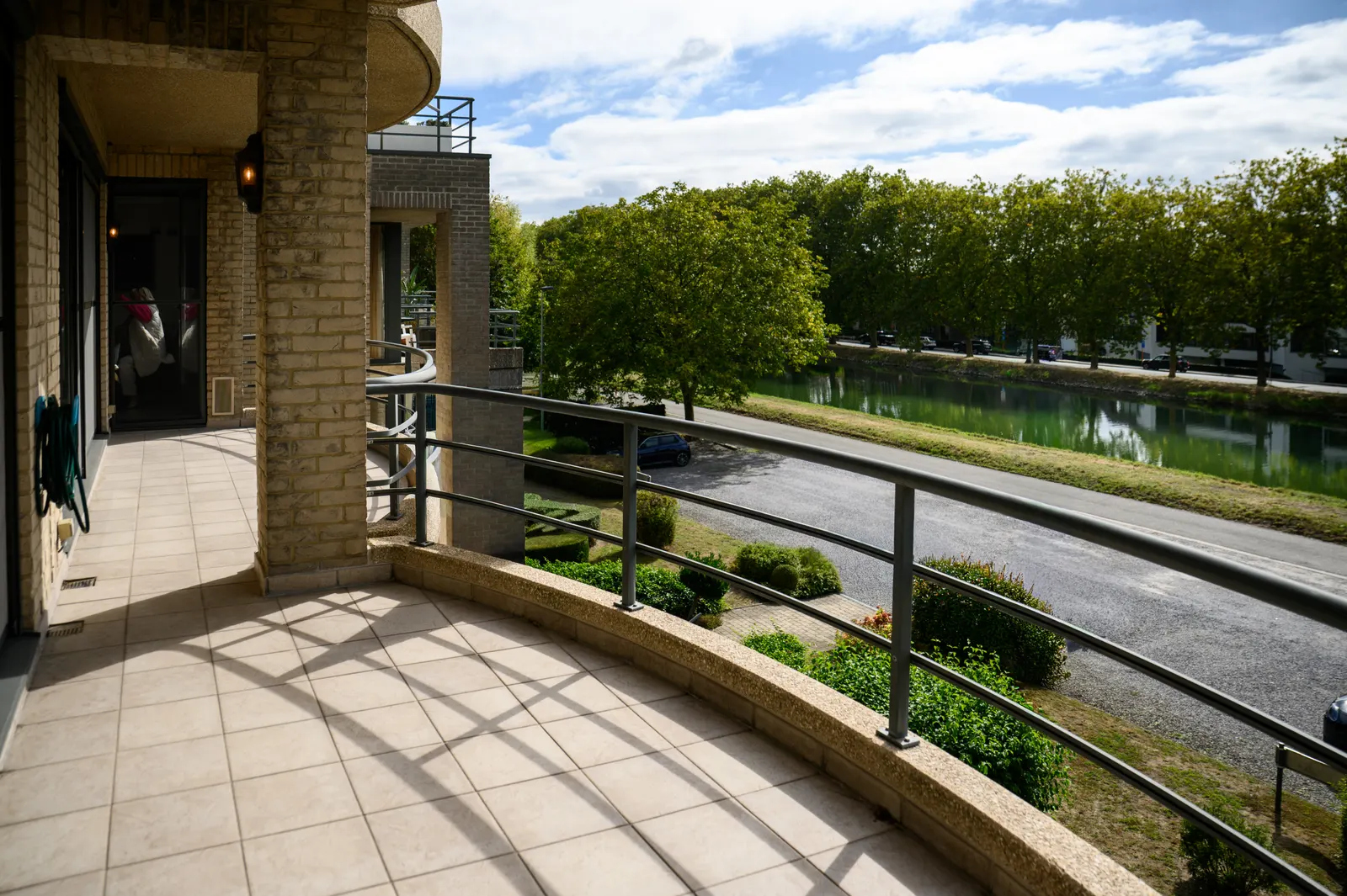 Het ronde terras op het zuiden, boven de vaart